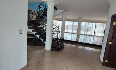 Casa en Alquiler en Samborondon, 5 Habitaciones, 5 Baños, Patio, Piscina,  Seguridad,  Parqueo, Primeros Kilómetros Samborondon.