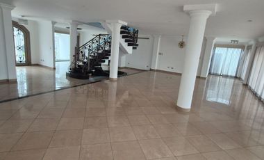 Casa en Alquiler en Samborondon, 5 Habitaciones, 5 Baños, Patio, Piscina,  Seguridad,  Parqueo, Primeros Kilómetros Samborondon.