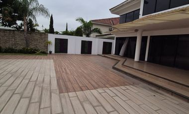 Casa en Alquiler en Samborondon, 5 Habitaciones, 5 Baños, Patio, Piscina,  Seguridad,  Parqueo, Primeros Kilómetros Samborondon.