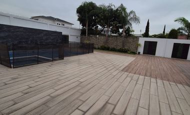 Casa en Alquiler en Samborondon, 5 Habitaciones, 5 Baños, Patio, Piscina,  Seguridad,  Parqueo, Primeros Kilómetros Samborondon.