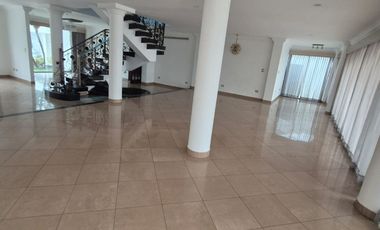 Casa en Alquiler en Samborondon, 5 Habitaciones, 5 Baños, Patio, Piscina,  Seguridad,  Parqueo, Primeros Kilómetros Samborondon.