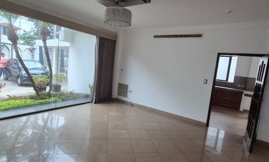 Casa en Alquiler en Samborondon, 5 Habitaciones, 5 Baños, Patio, Piscina,  Seguridad,  Parqueo, Primeros Kilómetros Samborondon.