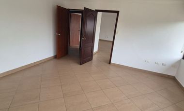 Casa en Alquiler en Samborondon, 5 Habitaciones, 5 Baños, Patio, Piscina,  Seguridad,  Parqueo, Primeros Kilómetros Samborondon.