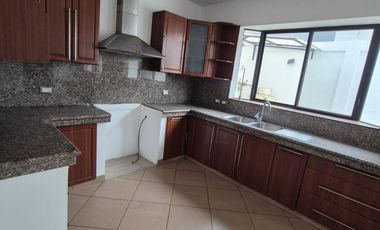 Casa en Alquiler en Samborondon, 5 Habitaciones, 5 Baños, Patio, Piscina,  Seguridad,  Parqueo, Primeros Kilómetros Samborondon.