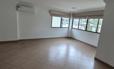 Casa en Alquiler en Samborondon, 5 Habitaciones, 5 Baños, Patio, Piscina,  Seguridad,  Parqueo, Primeros Kilómetros Samborondon.