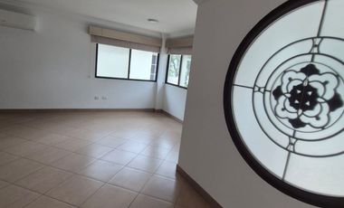 Casa en Alquiler en Samborondon, 5 Habitaciones, 5 Baños, Patio, Piscina,  Seguridad,  Parqueo, Primeros Kilómetros Samborondon.