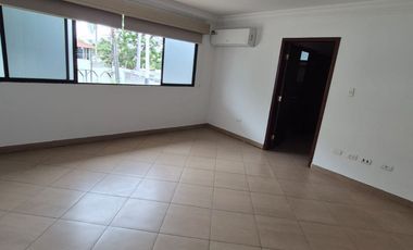 Casa en Alquiler en Samborondon, 5 Habitaciones, 5 Baños, Patio, Piscina,  Seguridad,  Parqueo, Primeros Kilómetros Samborondon.