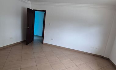 Casa en Alquiler en Samborondon, 5 Habitaciones, 5 Baños, Patio, Piscina,  Seguridad,  Parqueo, Primeros Kilómetros Samborondon.