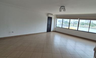 Casa en Alquiler en Samborondon, 5 Habitaciones, 5 Baños, Patio, Piscina,  Seguridad,  Parqueo, Primeros Kilómetros Samborondon.