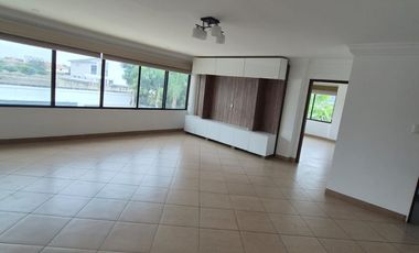 Casa en Alquiler en Samborondon, 5 Habitaciones, 5 Baños, Patio, Piscina,  Seguridad,  Parqueo, Primeros Kilómetros Samborondon.