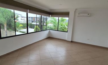 Casa en Alquiler en Samborondon, 5 Habitaciones, 5 Baños, Patio, Piscina,  Seguridad,  Parqueo, Primeros Kilómetros Samborondon.