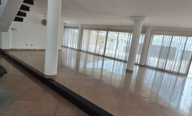 Casa en Alquiler en Samborondon, 5 Habitaciones, 5 Baños, Patio, Piscina,  Seguridad,  Parqueo, Primeros Kilómetros Samborondon.