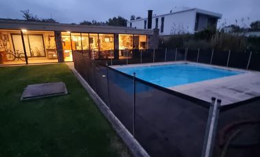 Casa 5 ambientes con piscina climatizada. Arenas del Sur. Mar del Plata