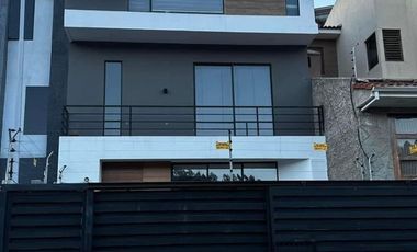 Amplia casa moderna cerca del Monay Shopping con 4 habitaciones y área BBQ