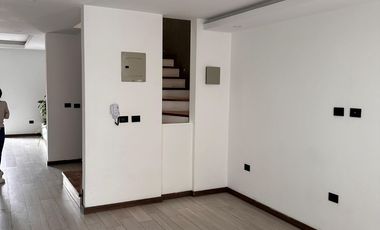 Amplia casa moderna cerca del Monay Shopping con 4 habitaciones y área BBQ