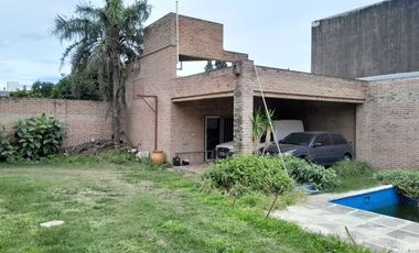 Venta de propiedad, permuta por casa quinta o terreno, se vende y acepta menor y/o vehiculo en forma de pago area cercana a Jockey, Universidad