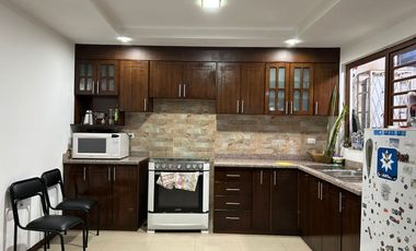 Hermosa casa amoblada con parqueadero y área verde en Baños 🏡