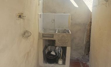 VENDO CONFORTABLE CASA EN BARRIO BUENOS AIRES CON CERRAMIENTO TOTAL Y PATIO