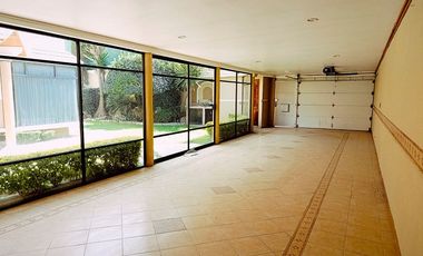 Casa en Venta con Amplio Jardín y Cochera, en Fracc. Tulipanes