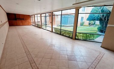 Casa en Venta con Amplio Jardín y Cochera, en Fracc. Tulipanes