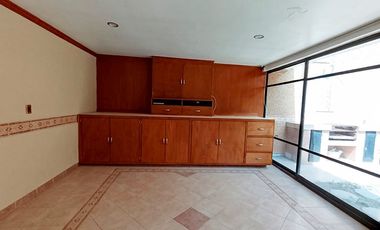 Casa en Venta con Amplio Jardín y Cochera, en Fracc. Tulipanes