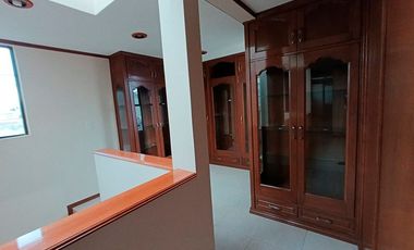 Casa en Venta con Amplio Jardín y Cochera, en Fracc. Tulipanes