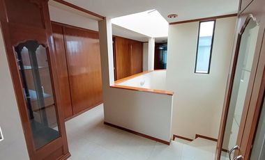 Casa en Venta con Amplio Jardín y Cochera, en Fracc. Tulipanes