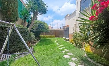 Casa en Venta con Amplio Jardín y Cochera, en Fracc. Tulipanes