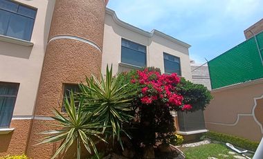 Casa en Venta con Amplio Jardín y Cochera, en Fracc. Tulipanes