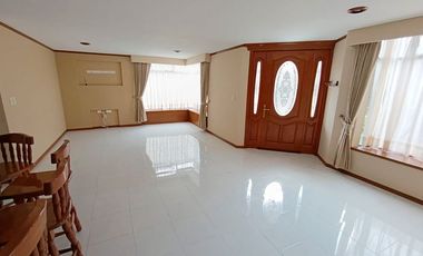 Casa en Venta con Amplio Jardín y Cochera, en Fracc. Tulipanes