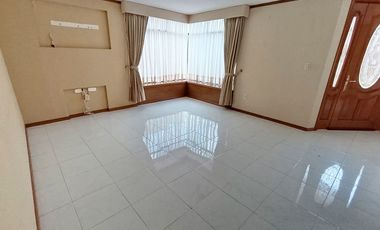 Casa en Venta con Amplio Jardín y Cochera, en Fracc. Tulipanes