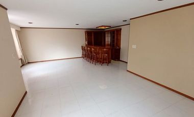 Casa en Venta con Amplio Jardín y Cochera, en Fracc. Tulipanes