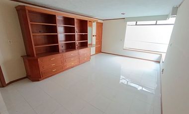 Casa en Venta con Amplio Jardín y Cochera, en Fracc. Tulipanes