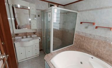 Casa en Venta con Amplio Jardín y Cochera, en Fracc. Tulipanes