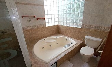 Casa en Venta con Amplio Jardín y Cochera, en Fracc. Tulipanes