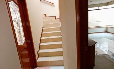 Casa en Venta con Amplio Jardín y Cochera, en Fracc. Tulipanes