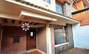 EN VENTA - AMPLIA CASA CON 3 DORMITORIOS MAS PATIO POSTERIOR Y 
ZONA BBQ Y ESTUDIO