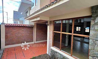 EN VENTA - AMPLIA CASA CON 3 DORMITORIOS MAS PATIO POSTERIOR Y 
ZONA BBQ Y ESTUDIO