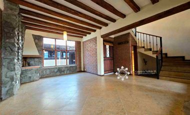 EN VENTA - AMPLIA CASA CON 3 DORMITORIOS MAS PATIO POSTERIOR Y 
ZONA BBQ Y ESTUDIO