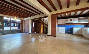 EN VENTA - AMPLIA CASA CON 3 DORMITORIOS MAS PATIO POSTERIOR Y 
ZONA BBQ Y ESTUDIO