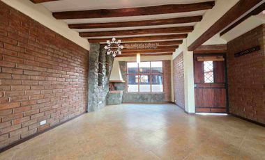 EN VENTA - AMPLIA CASA CON 3 DORMITORIOS MAS PATIO POSTERIOR Y 
ZONA BBQ Y ESTUDIO