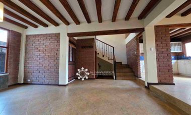 EN VENTA - AMPLIA CASA CON 3 DORMITORIOS MAS PATIO POSTERIOR Y 
ZONA BBQ Y ESTUDIO