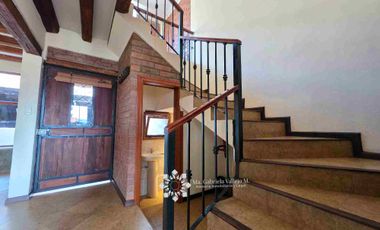 EN VENTA - AMPLIA CASA CON 3 DORMITORIOS MAS PATIO POSTERIOR Y 
ZONA BBQ Y ESTUDIO