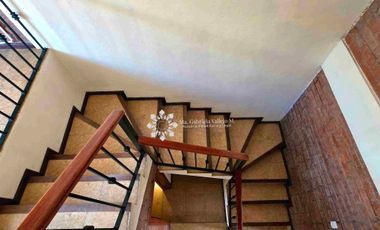 EN VENTA - AMPLIA CASA CON 3 DORMITORIOS MAS PATIO POSTERIOR Y 
ZONA BBQ Y ESTUDIO