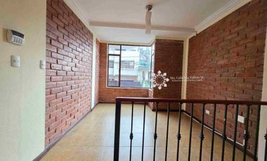 EN VENTA - AMPLIA CASA CON 3 DORMITORIOS MAS PATIO POSTERIOR Y 
ZONA BBQ Y ESTUDIO