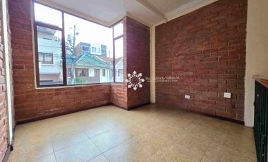 EN VENTA - AMPLIA CASA CON 3 DORMITORIOS MAS PATIO POSTERIOR Y 
ZONA BBQ Y ESTUDIO