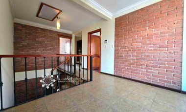 EN VENTA - AMPLIA CASA CON 3 DORMITORIOS MAS PATIO POSTERIOR Y 
ZONA BBQ Y ESTUDIO