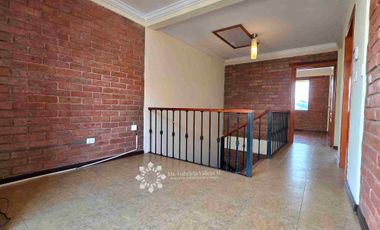 EN VENTA - AMPLIA CASA CON 3 DORMITORIOS MAS PATIO POSTERIOR Y 
ZONA BBQ Y ESTUDIO