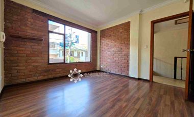 EN VENTA - AMPLIA CASA CON 3 DORMITORIOS MAS PATIO POSTERIOR Y 
ZONA BBQ Y ESTUDIO