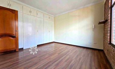 EN VENTA - AMPLIA CASA CON 3 DORMITORIOS MAS PATIO POSTERIOR Y 
ZONA BBQ Y ESTUDIO